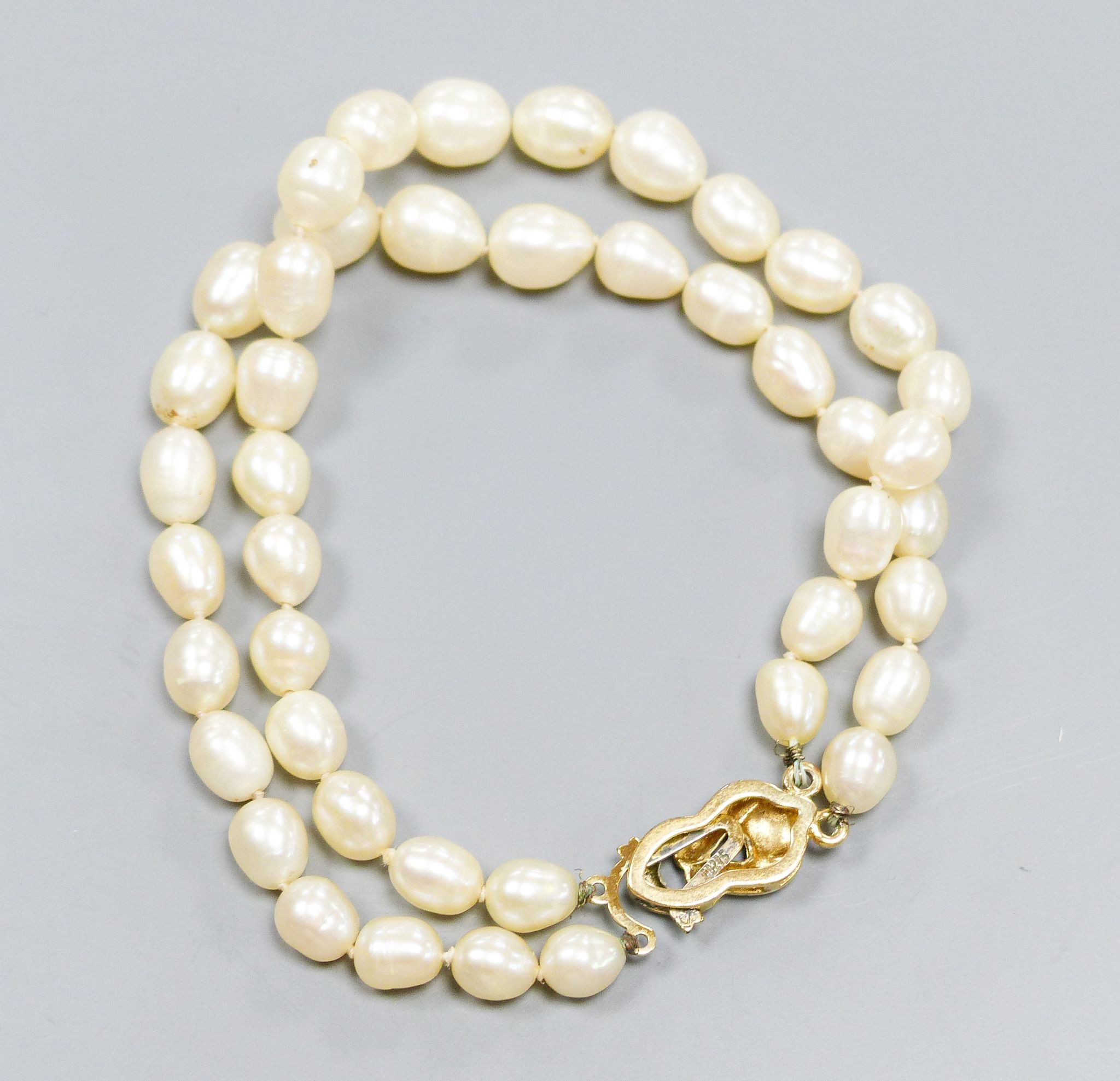 A double strand freshwater? pearl bracelet, with 925 gilt clasp, approx. 18cm.